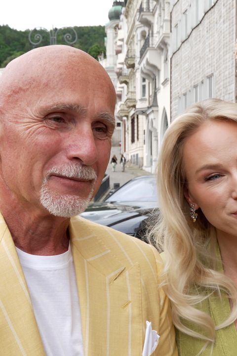 Manželka Richarda Chlada ve Varech opět vsadila na odhalený dekolt! Bez podprsenky vynesla další sexy model