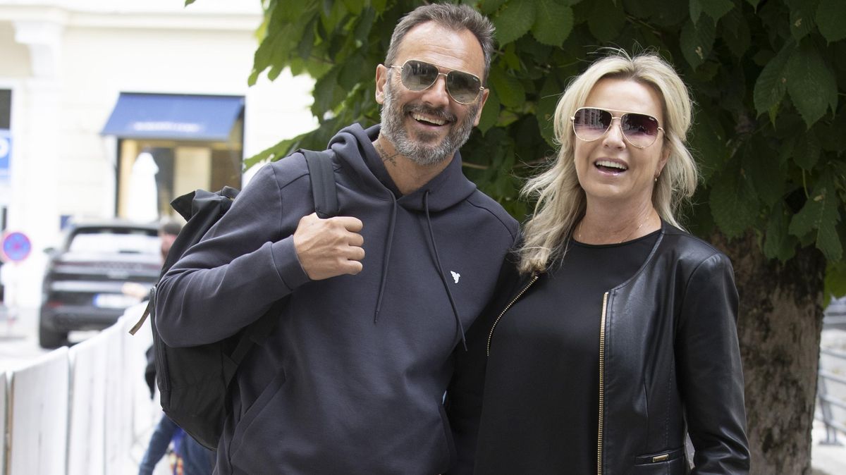 I po 33 letech jsou jako dvě zamilované hrdličky: Patrik Berger se roztomile tulil ke své manželce. A ta krásná slova!