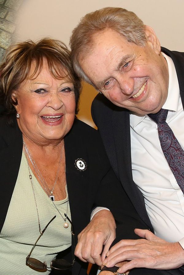 Miloš Zeman se rozněžnil a poslal květinu Jiřině Bohdalové: Její vzkaz ho odzbrojil, reagoval jak mladík na prvním rande - fotka 1/1