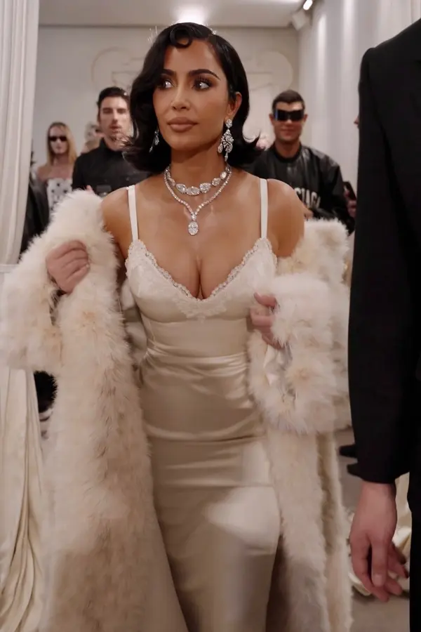 Kim Kardashian se prý ztrapnila na přehlídce: Za ‚opilou‘ chůzi po mole se jí všichni smějí - fotka 1/1