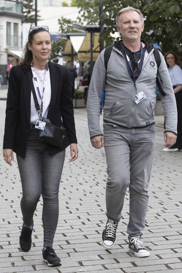 Hvězda Devadesátek se na kolonádě ve Varech pochlubila půvabnou přítelkyní. Martin Finger se s ní vedl i za ruce - fotka 1/1