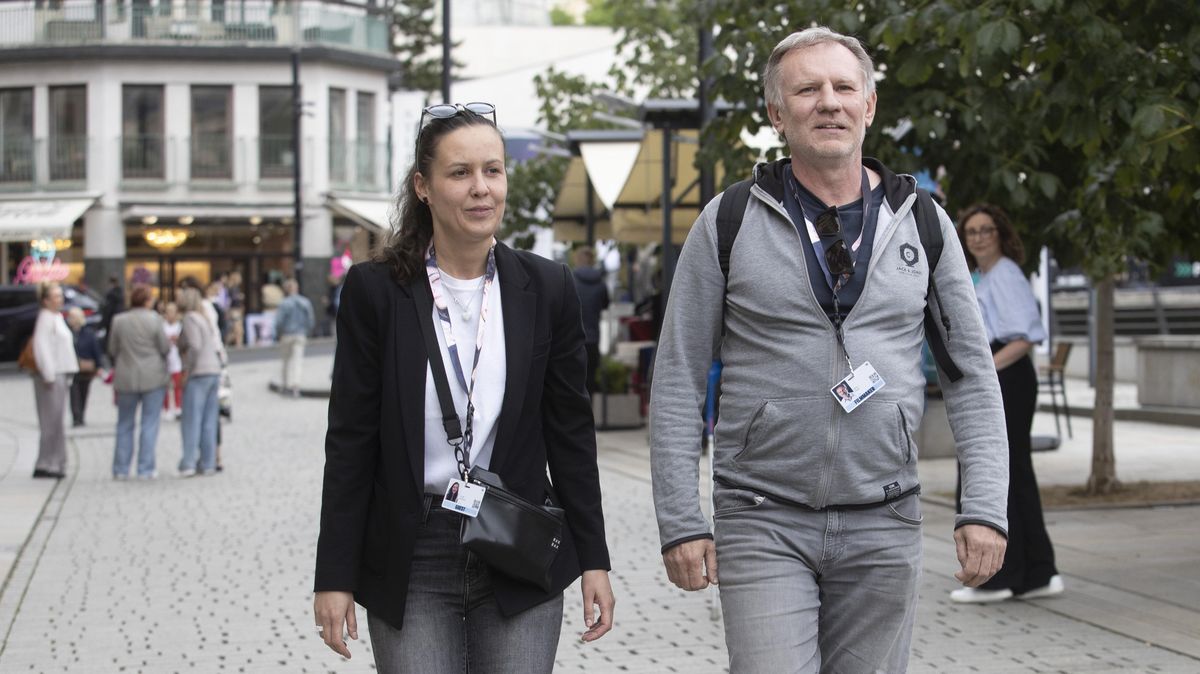 Hvězda Devadesátek se na kolonádě ve Varech pochlubila půvabnou přítelkyní. Martin Finger se s ní vedl i za ruce
