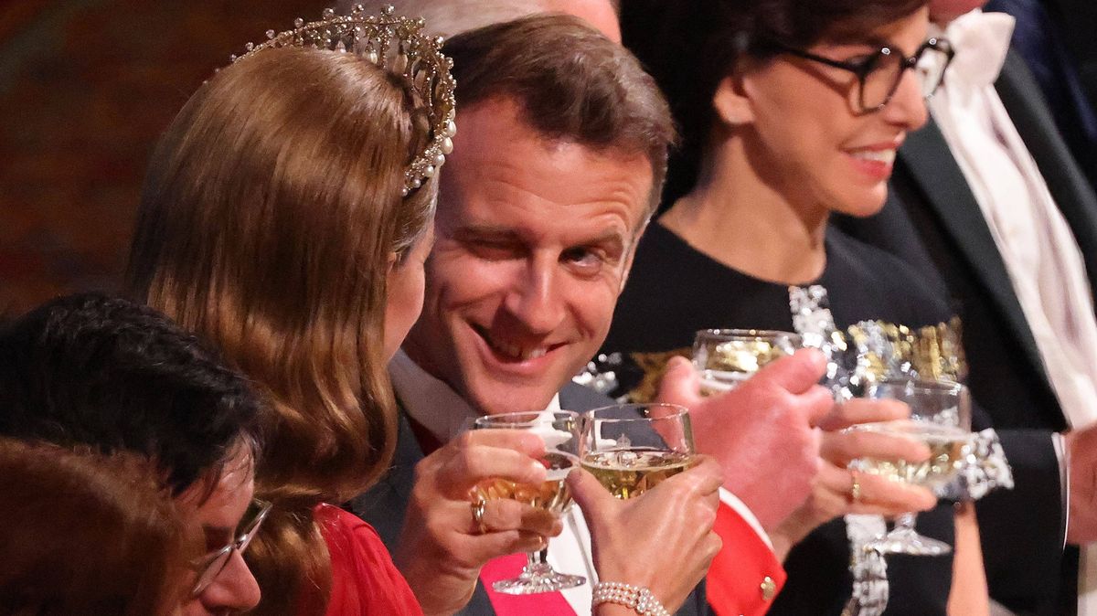 Macron při přípitku lišácky pomrkával po Kate: Nečekal ho od Brigitte další políček?