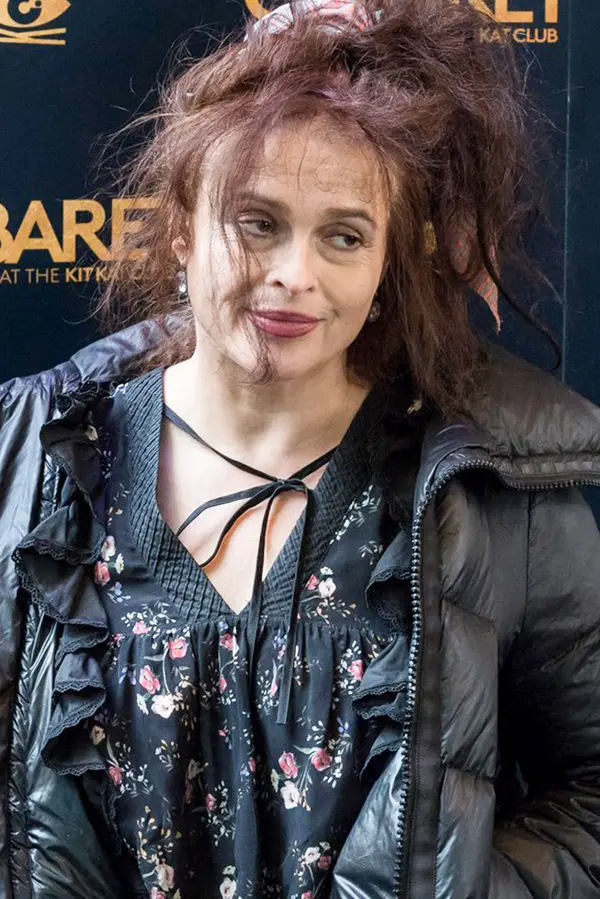 Konečně vím, že můžu jít ven, když se probudím s kocovinou. Helena Bonham Carter šokovala vzhledem na červeném koberci - fotka 1/1