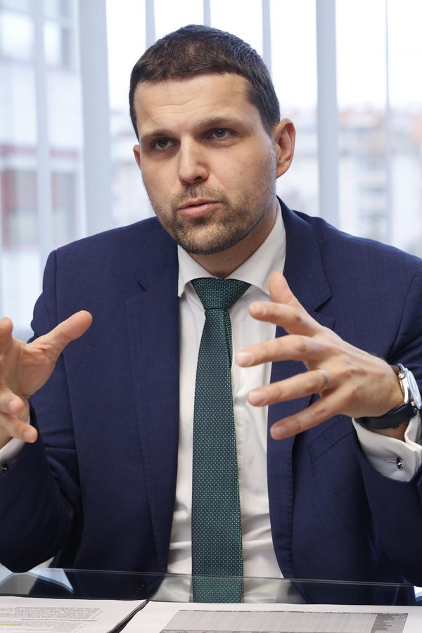 Ministr Hladík žal trávu v košili a džínech: Děda by na vás byl pyšný, už chybí jen lakýrky, vysmáli se mu - fotka 1/1