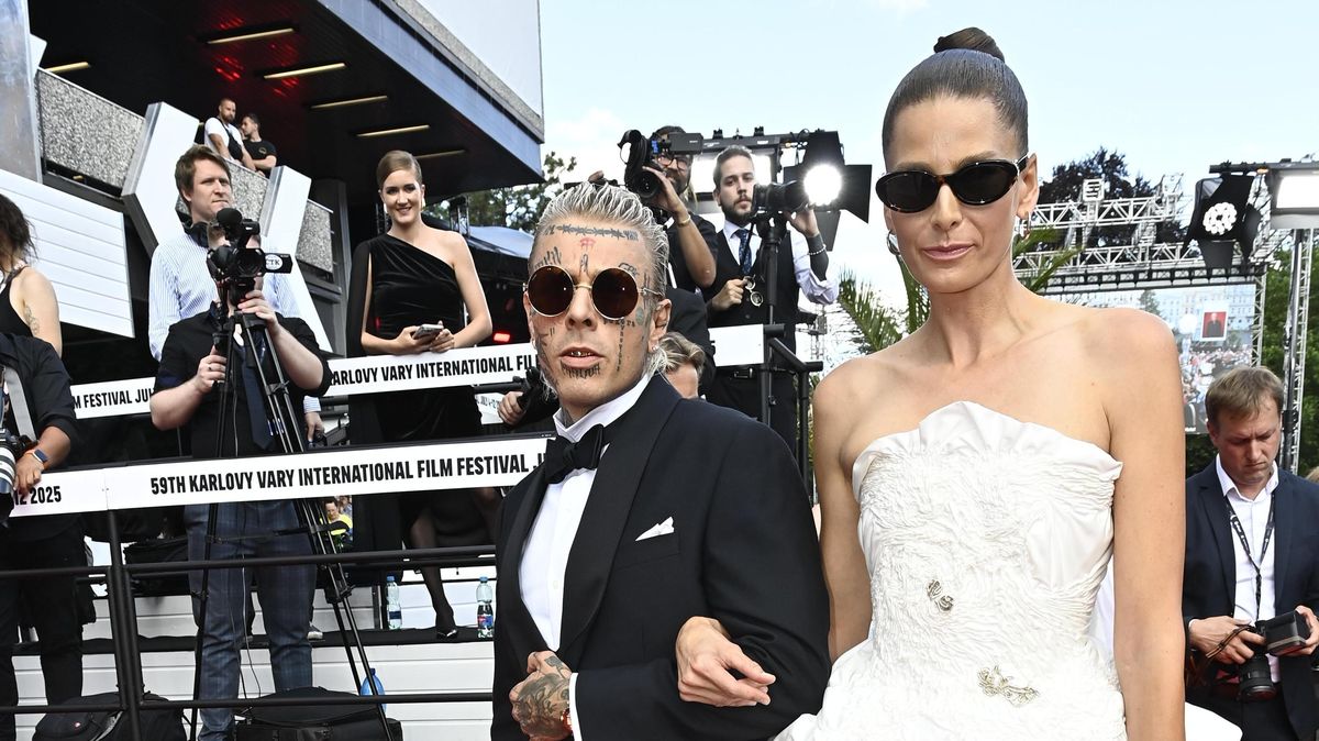 Topmodelka Hana Soukupová se rozvedla s boháčem, s nímž žila na Mallorce: Ve Varech ji doprovázel rapper se zlatými zuby