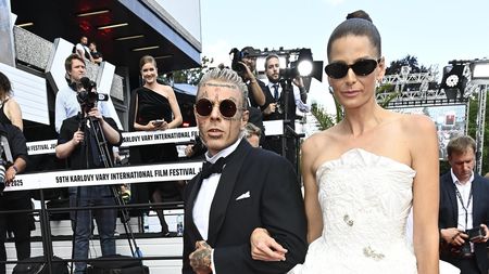 Topmodelka Hana Soukupová se rozvedla s boháčem, s nímž žila na Mallorce: Ve Varech ji doprovázel rapper se zlatými zuby