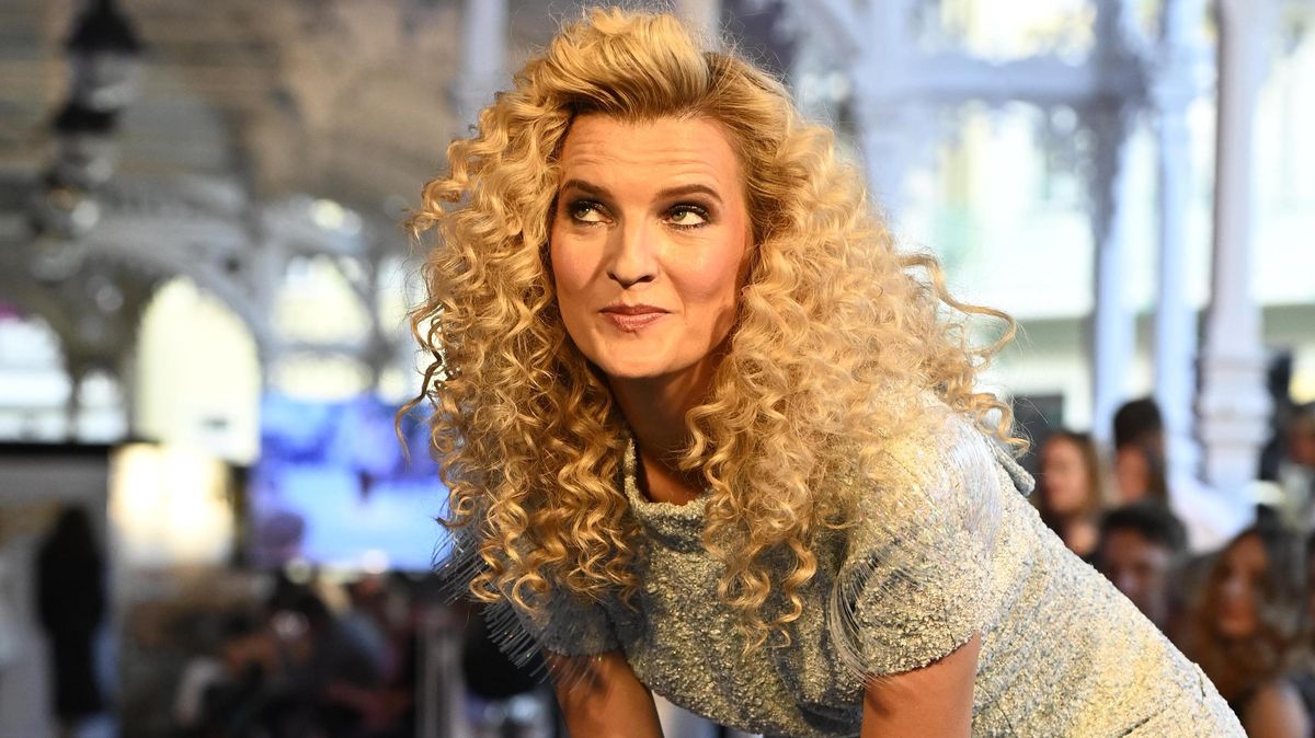 Pod šaty s průstřihy od pasu ke stehnům si neměla vzít kalhotky: Modelka Veronika Chmelířová doufala, že nezavane vítr