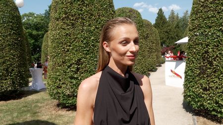 Když se pohnula, vyklouzla část ňader: Veronika Kašáková v odvážném modelu ukázala i spoustu tetování. Musí pryč! 