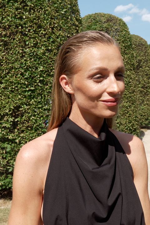 Když se pohnula, vyklouzla část ňader: Veronika Kašáková v odvážném modelu ukázala i spoustu tetování. Musí pryč! 