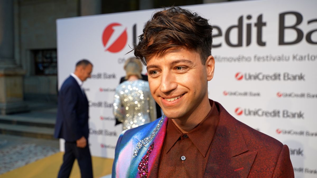 Vlečku vyměnil za oblek v barvách duhy posázený kamínky: Milana Peroutku si partner zdobí jako panenku