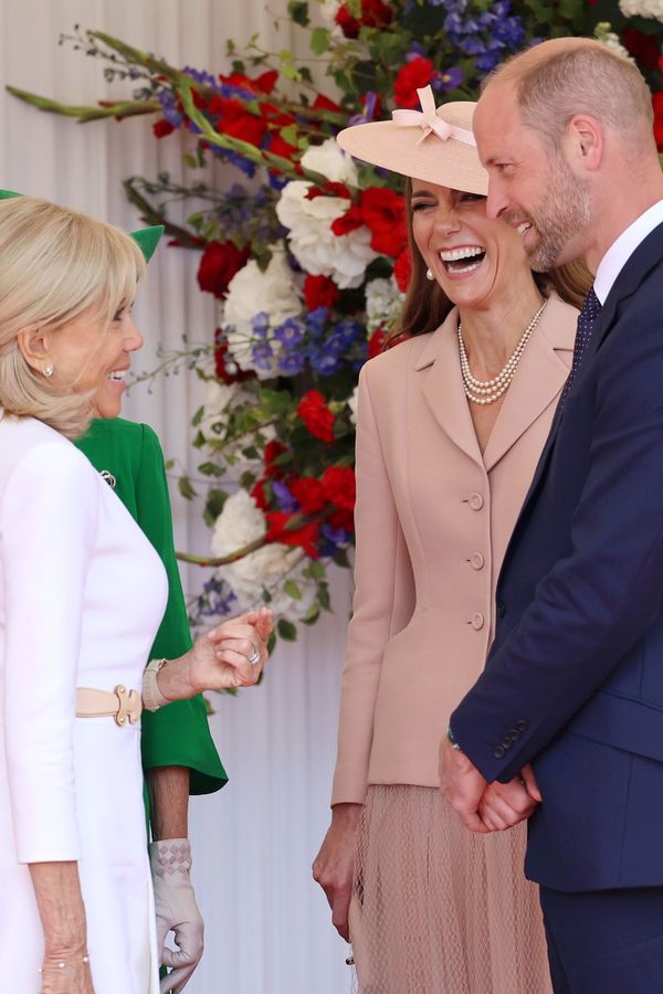 Rozesmátá princezna Kate, objímačky s Williamem a spousta polibků. V Británii přivítali prezidenta Macrona a jeho ženu  - fotka 1/1