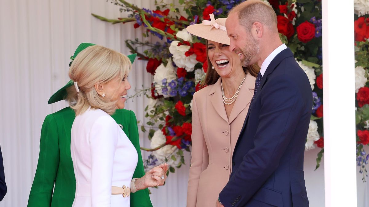 Rozesmátá princezna Kate, objímačky s Williamem a spousta polibků. V Británii přivítali prezidenta Macrona a jeho ženu