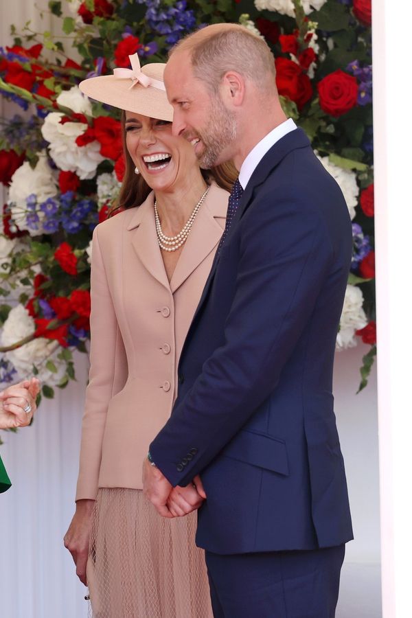 Rozesmátá princezna Kate, objímačky s Williamem a spousta polibků. V Británii přivítali prezidenta Macrona a jeho ženu  - fotka 1/1