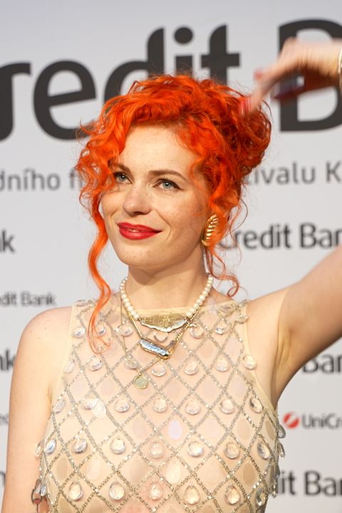 Teď to nebyl jenom zadek: Zpěvačka Žofie Dařbujánová si pořídila průsvitné šaty od burlesky, prostor pro fantazii nezbyl