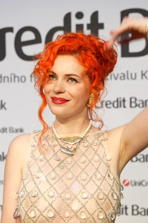 Teď to nebyl jenom zadek: Zpěvačka Žofie Dařbujánová si pořídila průsvitné šaty od burlesky, prostor pro fantazii nezbyl
