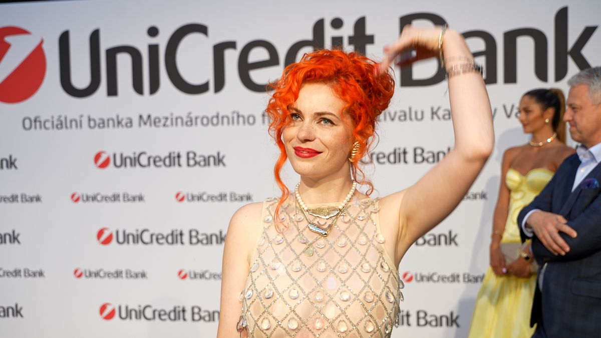 Teď to nebyl jenom zadek: Zpěvačka Žofie Dařbujánová si pořídila průsvitné šaty od burlesky, prostor pro fantazii nezbyl