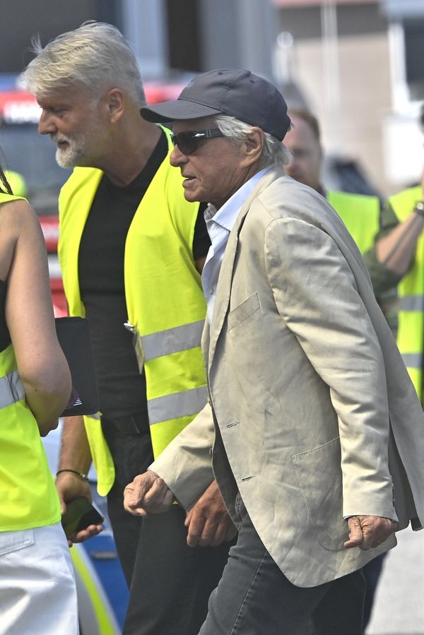 Největší hvězda je ve Varech! První foto Michaela Douglase po přistání - fotka 1/1