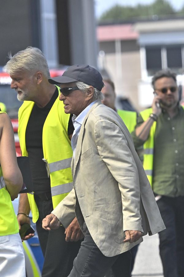 Největší hvězda je ve Varech! První foto Michaela Douglase po přistání - fotka 1/1