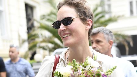 První zahraniční hvězda ve Varech: Takhle to v civilu sekne představitelce Sissi. A Marek Eben s Barťákem na tričku