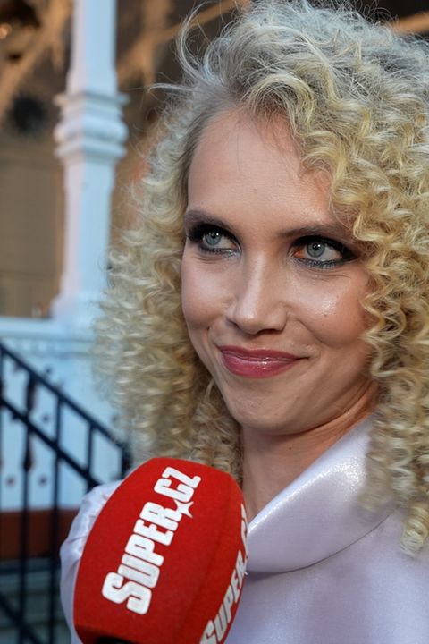 První přehlídka po zvolení Miss Universe! A také poprvé po plastice nosu. Jak se vám sexy blondýnka líbí?