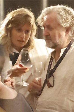 Noční rej ve Varech: Líbačka Prachaře s mladou kráskou, „osahávačka“ Jordana Haje i Emma Smetana špitající s Hřebejkem - fotka 1/1