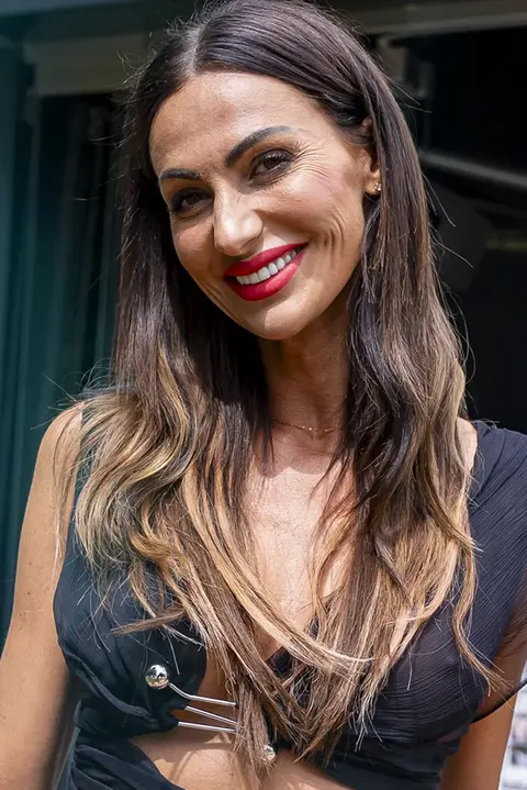 Má takový fofr, že ani netuší, kde má za pár dní premiéru. Eliška Bučková se jen převléká a chodí po kolonádě