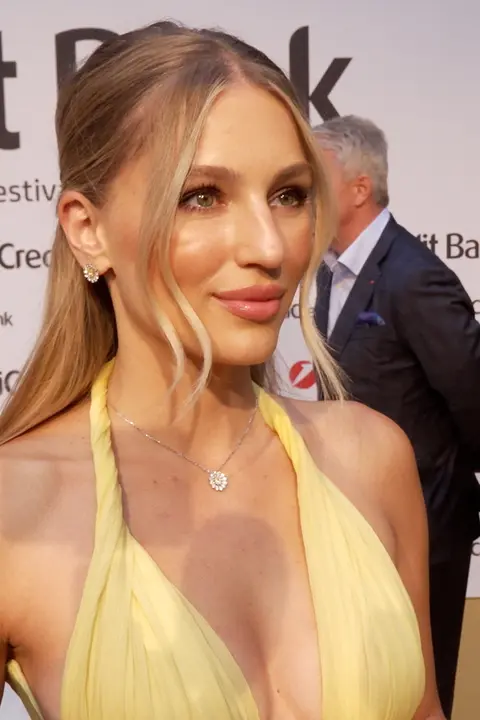 Karolína Mališová na párty boháčů: Odhalené vnady a šperky za víc než milion korun! 