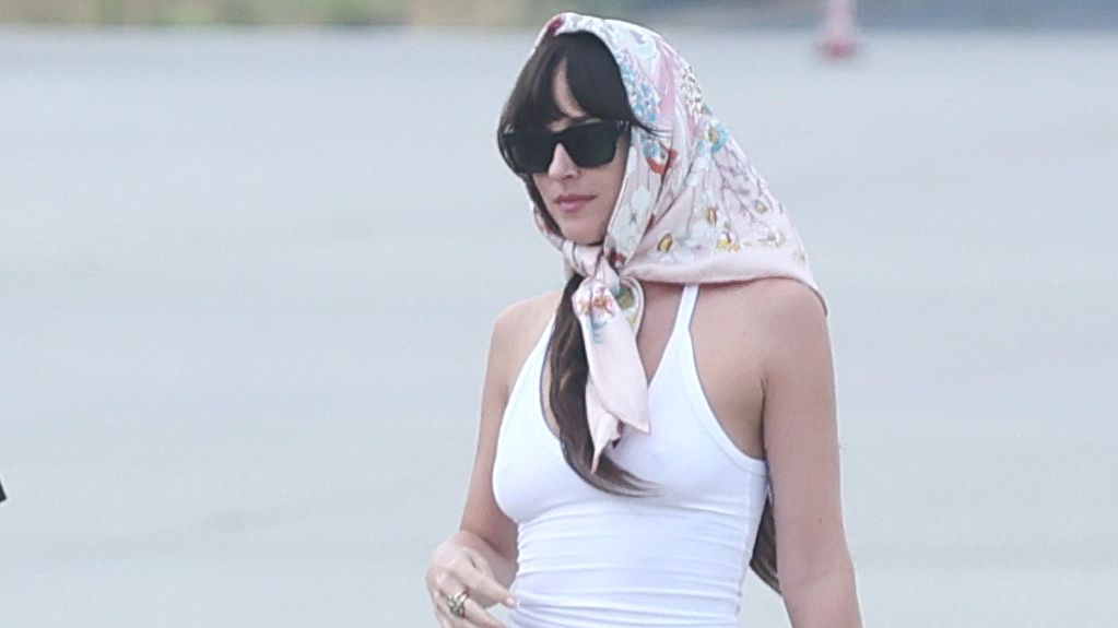Ležérní a zatraceně sexy! Ve Varech je další hvězda. Dakota Johnson dorazila v průsvitném bílém tílku