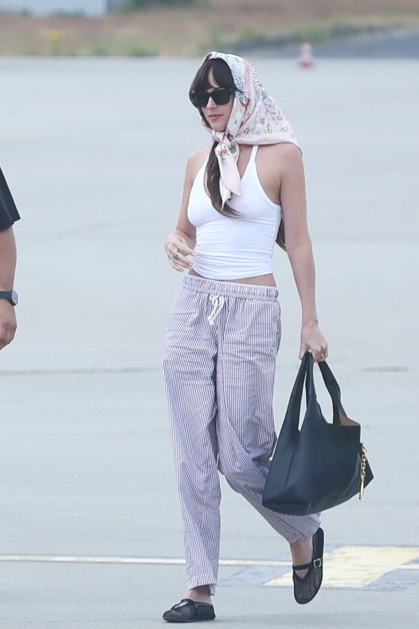 Ležérní a zatraceně sexy! Ve Varech je další hvězda. Dakota Johnson dorazila v průsvitném bílém tílku - fotka 1/1