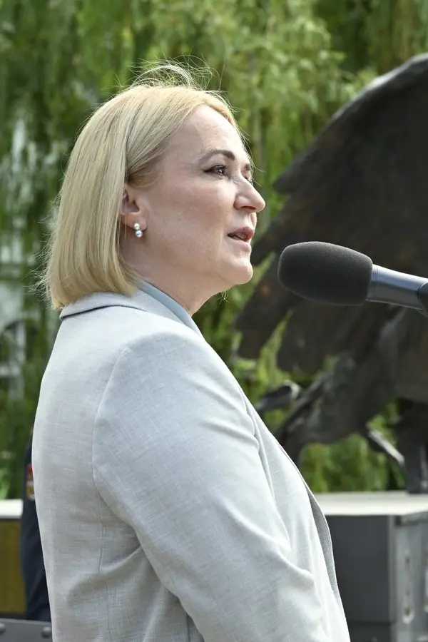 Takhle do Varů rozhodně ne: Do Mauritánie Jana Černochová vyrazila v dalším fejkovém kompletu. Britsky jen vypadal - fotka 1/1