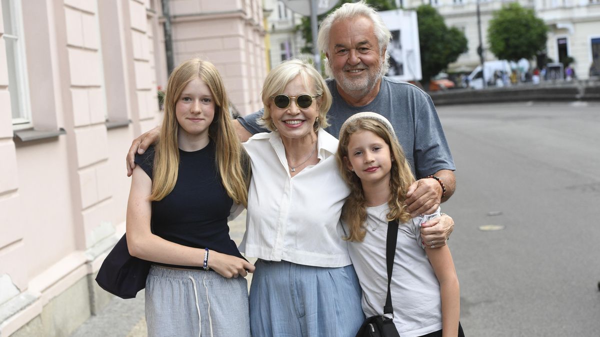 Narozeniny slaví ve Varech: Šarmantní Jana Švandová (78) dorazila i s vnučkami, už ji dorůstají