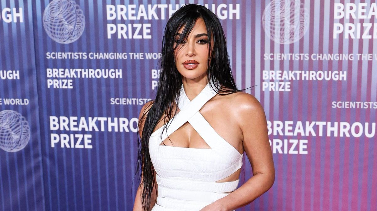 Trapas Kim Kardashian: Chtěla se pochlubit svým tělem v bikinách, fanoušci ale nadšeně tleskali někomu úplně jinému