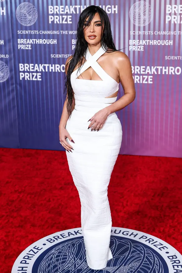 Trapas Kim Kardashian: Chtěla se pochlubit svým tělem v bikinách, fanoušci ale nadšeně tleskali někomu úplně jinému - fotka 1/1