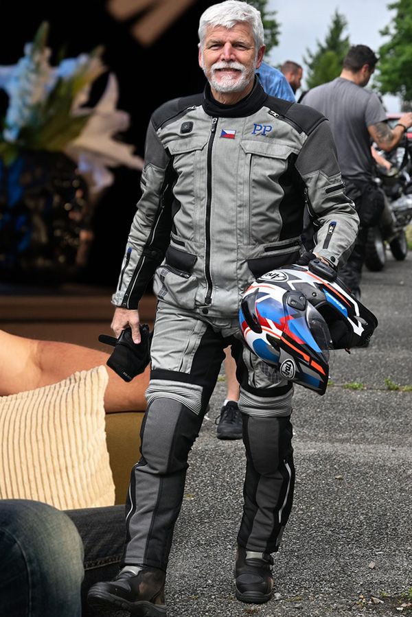 Drsňák v kombinéze ležérně na Colours! Prezident Petr Pavel měl nabito. Fanoušky mile překvapila jeho ochranka - fotka 1/1