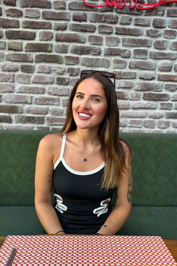 Žena se zdravými zuby si nechala kompletně předělat chrup: Lidem se její „umělý úsměv“ hnusí  - fotka 1/1