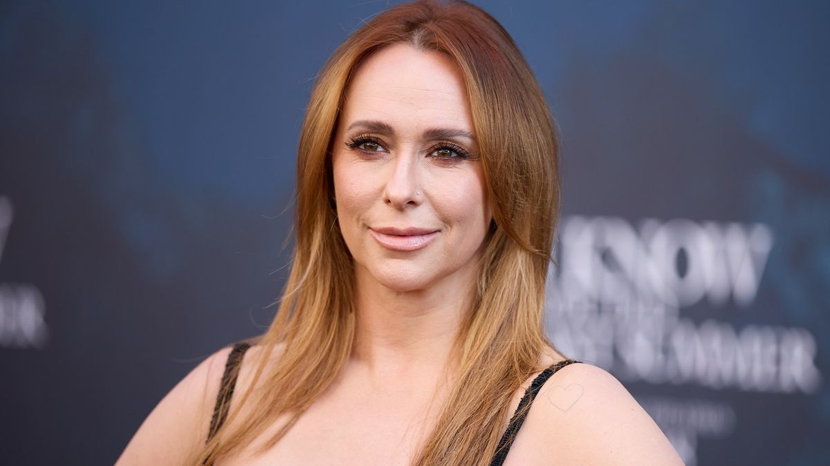 Ikona devadesátek znovu na scéně: Se zrzavými vlasy a neskrývanými křivkami se Jennifer Love Hewitt vrací ke slavné roli