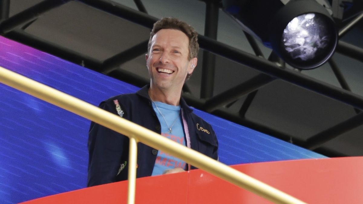Přistiženi: Kamera Coldplay odhalila, jak se významný podnikatel na koncertě tulí ke své podřízené. Ze záběru utekl