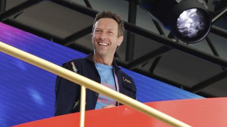 Přistiženi: Kamera Coldplay odhalila, jak se významný podnikatel na koncertě tulí ke své podřízené. Ze záběru utekl