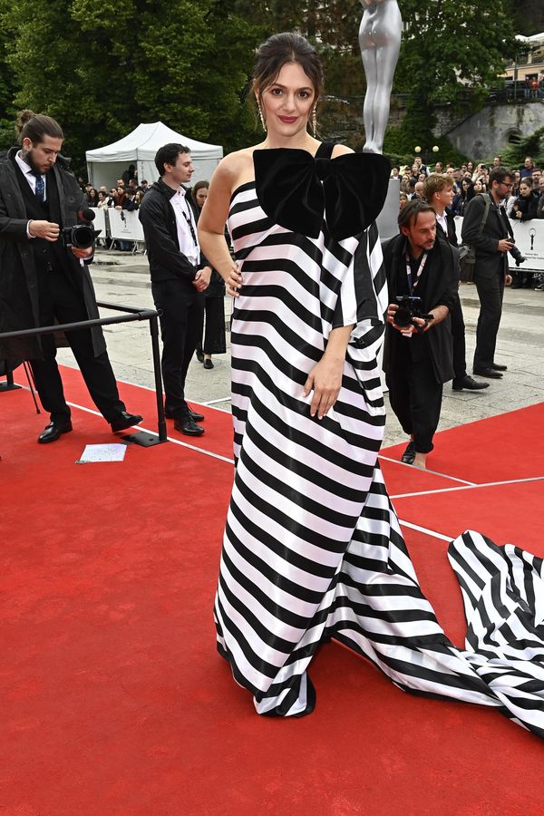 Ani byste ji nepoznali: Klára Issová změnila image, v krátkých vlasech a brýlích je někdo úplně jiný - fotka 1/1