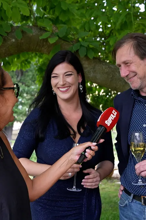 Poprvé od rozvodu má Duchoslav novou lásku: Legendární Viki Cabadaj sbalil zpěvačku, která byla 9 let v armádě