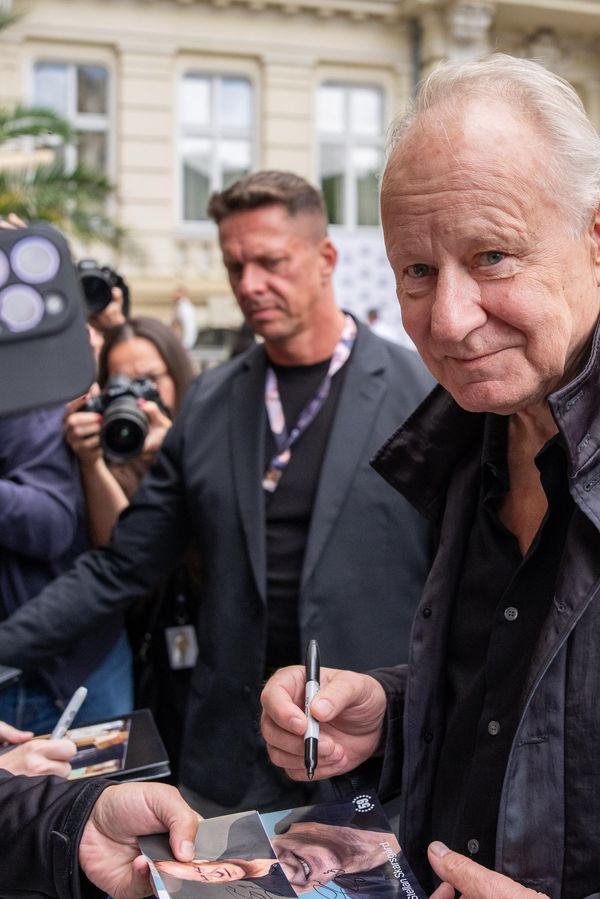 Do Karlových Varů přijela hlavní hvězda: Sympaťák Stellan Skarsgård si fanoušky před Puppem hned získal  - fotka 1/1