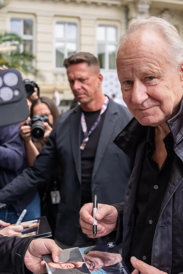 Do Karlových Varů přijela hlavní hvězda: Sympaťák Stellan Skarsgård si fanoušky před Puppem hned získal  - fotka 1/1