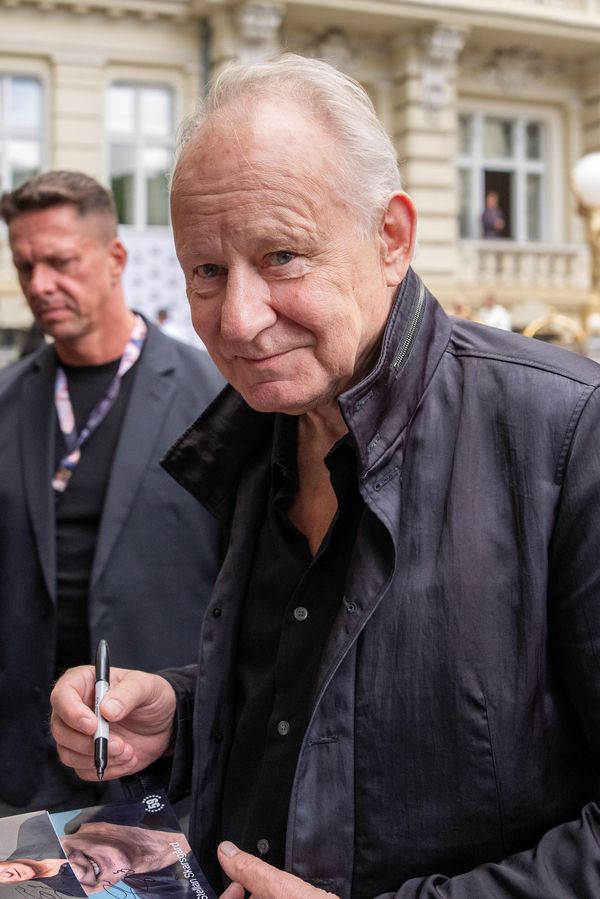 Do Karlových Varů přijela hlavní hvězda: Sympaťák Stellan Skarsgård si fanoušky před Puppem hned získal  - fotka 1/1