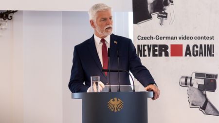 Prezident Pavel navštívil Německo: U památníku obětí 2. světové války dojal svým doprovodem. I tak mu leccos vyčetli