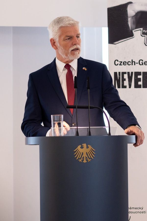 Prezident Pavel navštívil Německo: U památníku obětí 2. světové války dojal svým doprovodem. I tak mu leccos vyčetli - fotka 1/1