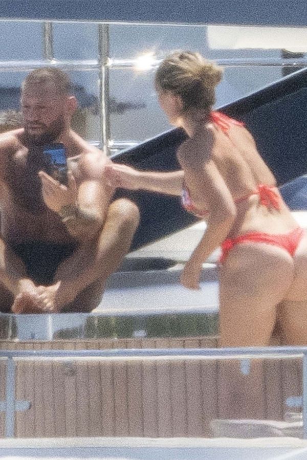 Plážovou líbačku žehlí nevěrník Conor McGregor se sexy snoubenkou na jachtě. Už tam zase vypisuje milenkám, řeší fanoušci - fotka 1/1