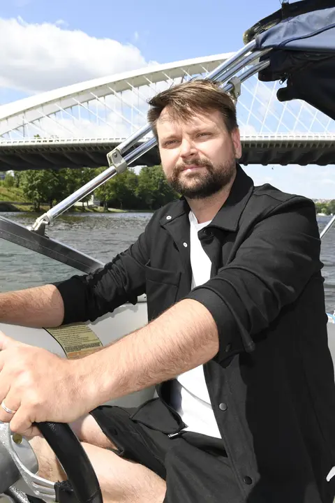 Když není u moře, brázdí vltavskou kaskádu na tomto člunu: Josef Vágner už roky zvažuje stěhování do Řecka