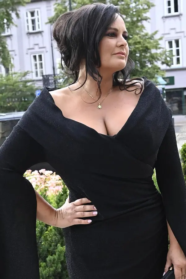 Zapomeňte na modrý stan! Pohublá a zatraceně sexy Jitka Čvančarová vystavila bujné vnady v korzetu a uchvátila Vary - fotka 1/1