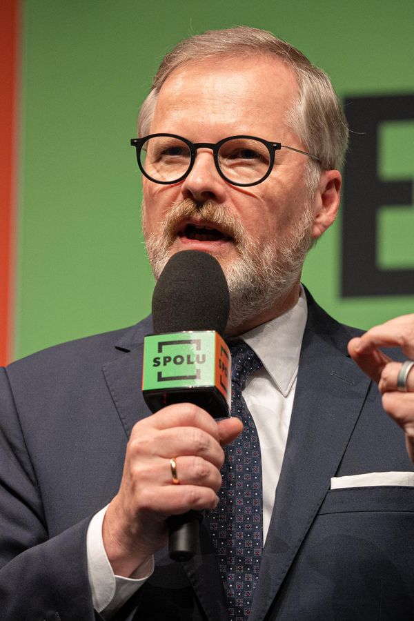 Česko je jedna z nejbezpečnějších zemí na světě, pochvaluje si Petr Fiala. Co mu vzkázali, ho jistě nepotěšilo - fotka 1/1